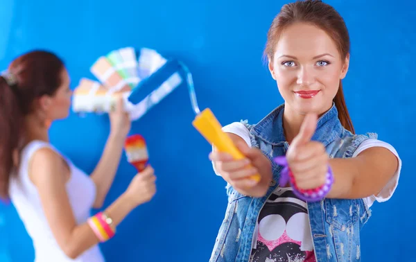 Dos mujeres hermosas jóvenes sosteniendo la paleta de colores —  Fotos de Stock