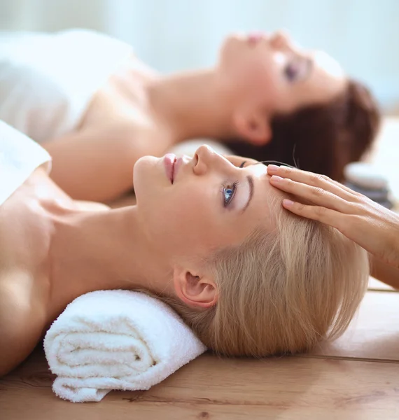 Duas jovens mulheres bonitas relaxando e desfrutando no centro de spa — Fotografia de Stock