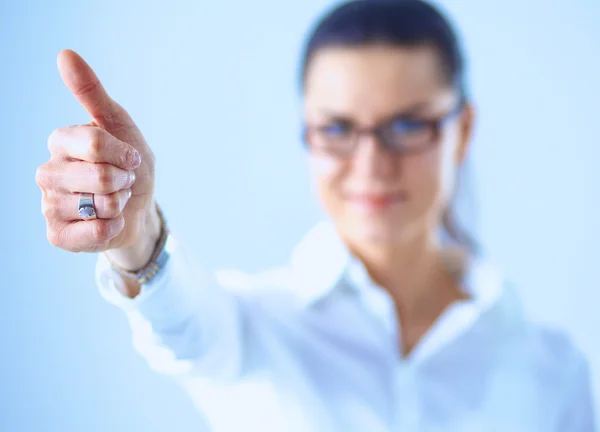 Una giovane donna che mostra ok, isolata su sfondo bianco — Foto Stock