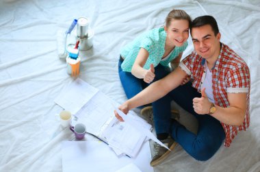 Genç çift daire planı ile katta oturan