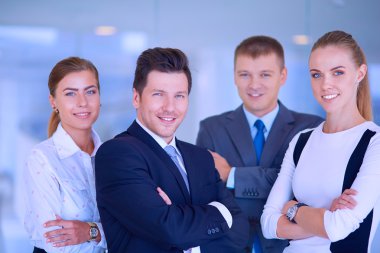 Başarılı iş takım ayakta Office gülümseyen