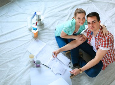 Genç çift daire planı ile katta oturan