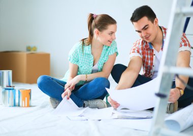 Genç çift daire planı ile katta oturan