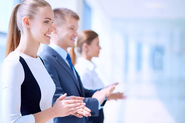 Des gens d'affaires souriants applaudissant une bonne présentation au bureau — Photo