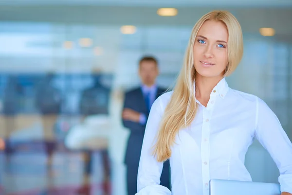 Portrait de jeune femme d'affaires en fonction avec des collègues en arrière-plan — Photo