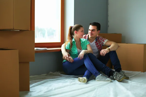 Retrato de casal jovem se movendo em nova casa — Fotografia de Stock