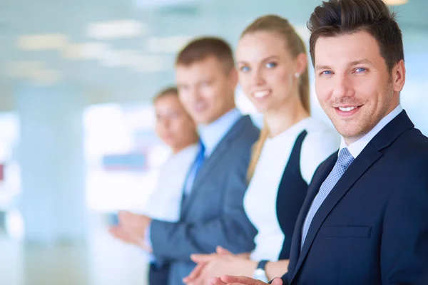 Des gens d'affaires souriants applaudissant une bonne présentation au bureau — Photo