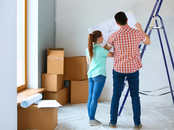 Portrait of young couple moving in new home — Stock Photo, Image