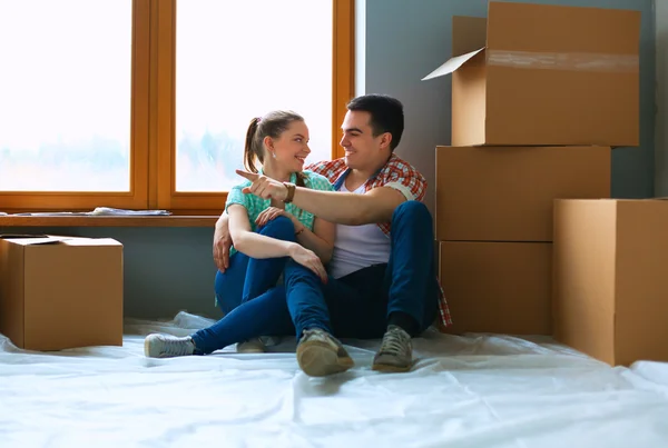 Портрет молодой пары, переезжающей в новый дом — стоковое фото