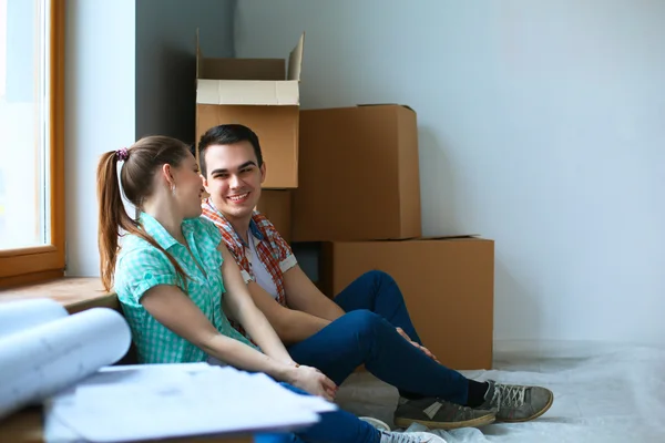 Retrato de casal jovem se movendo em nova casa — Fotografia de Stock