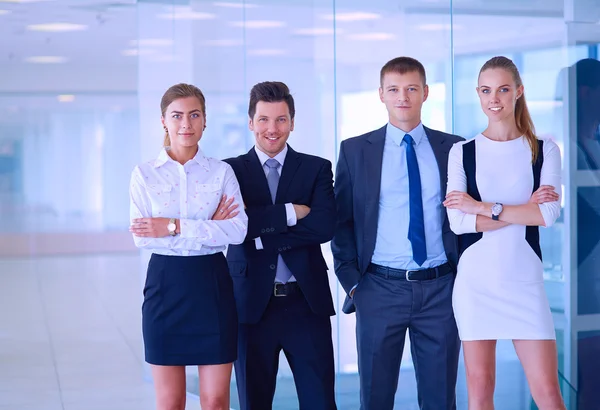 Sonriente equipo de negocios exitoso de pie en la oficina —  Fotos de Stock