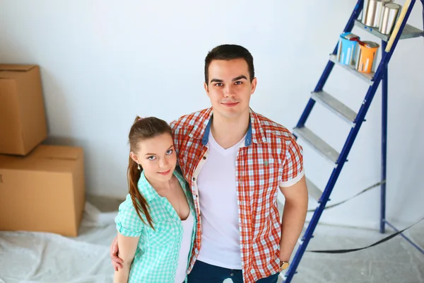 Porträt eines jungen Paares beim Einzug in ein neues Zuhause — Stockfoto