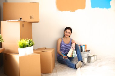 Yeni ev oturan renk örneği boya renk seçimi kadın