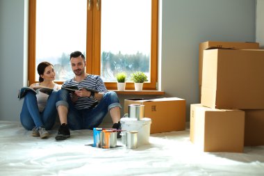 Jurnal seyir ve birbirlerine gülümseyen ev katta oturan çekici çift.