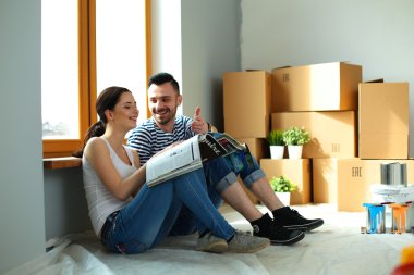 Jurnal seyir ve birbirlerine gülümseyen ev katta oturan çekici çift.