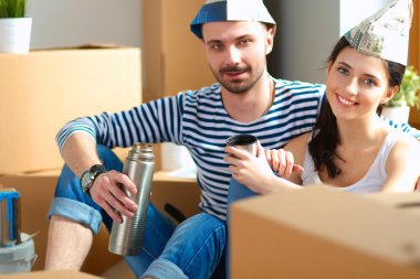 Yeni eve taşınan genç çiftin portresi.