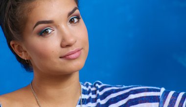 kadın ressam boyama sonra yere oturmak portre