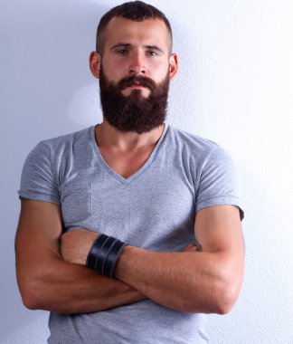 ayakta, gri arka plan üzerinde izole yakışıklı sakallı adam portresi