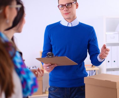 Yeni bir proje üzerinde çalışan genç iş adamları