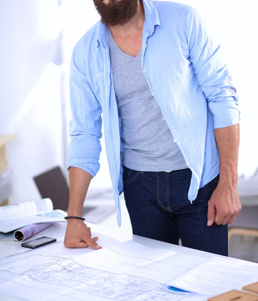 Retrato de diseñador masculino en sombrero con planos en el escritorio —  Fotos de Stock