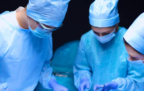 Teamchirurg aan het werk in de operatiekamer. — Stockfoto