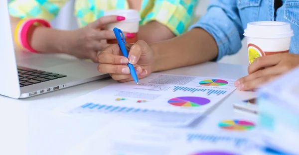 Due donne che lavorano insieme in ufficio, sedute sulla scrivania — Foto Stock