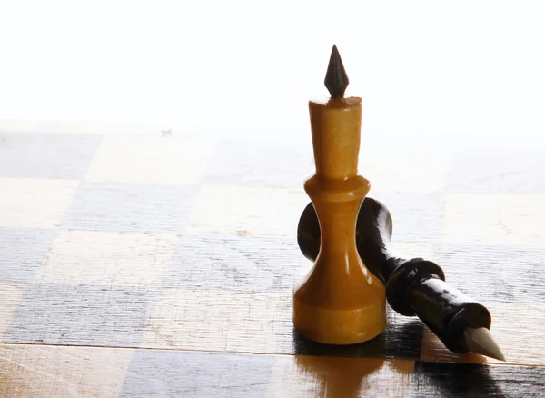 Échecs blancs et noirs sur le bureau en bois — Photo