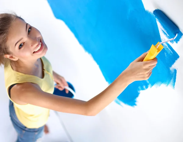 Hermosa joven mujer haciendo pintura de pared — Foto de Stock