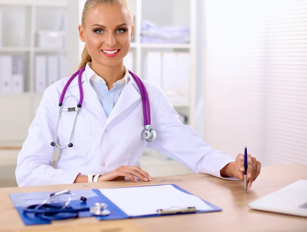 Ärzteteam sitzt in modernem Krankenhaus am Tisch — Stockfoto