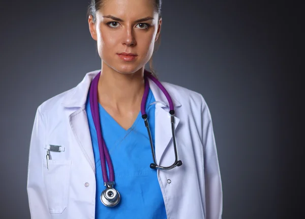 Jeune médecin femme avec stéthoscope isolé sur fond gris — Photo