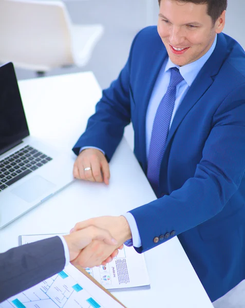 Geschäftsleute beim Händeschütteln nach einem Meeting, im Büro — Stockfoto