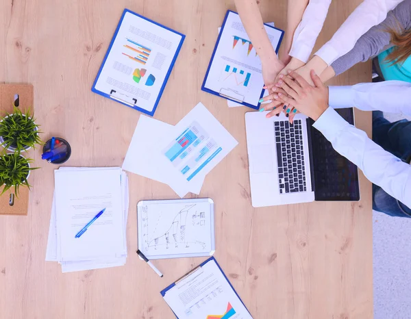 Zakenmensen zitten en discussiëren op zakelijke bijeenkomst — Stockfoto