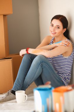 Yeni oda boyama sırasında genç kadın portre