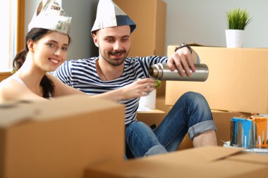 Yeni eve taşınan genç çiftin portresi.