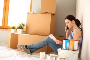 kadın boya renk örneğini yeni ev ahşap yerde oturmak için seçim