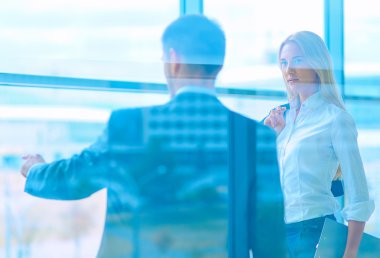 Başarılı iş takım ayakta Office gülümseyen