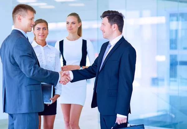 Imagen completa de dos exitosos hombres de negocios estrechándose la mano entre sí —  Fotos de Stock