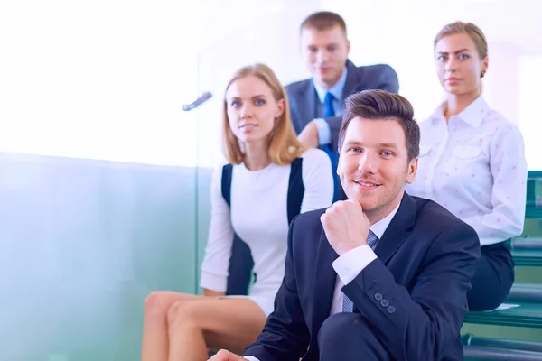 Geschäftsleute sitzen auf der Leiter im Büro — Stockfoto