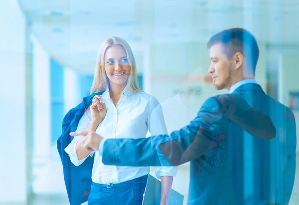 Ler framgångsrik verksamhet team står i office — Stockfoto