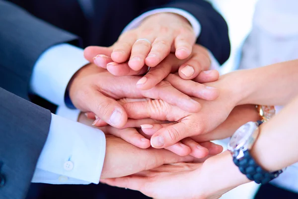 Gente de negocios con las manos juntas en un círculo — Foto de Stock