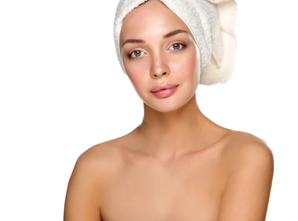 Vacker kvinna med en handduk på huvudet på en vit bakgrund — Stockfoto