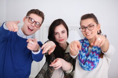 Ofis Resepsiyon yakın duran ve sizi işaret genç iş adamları