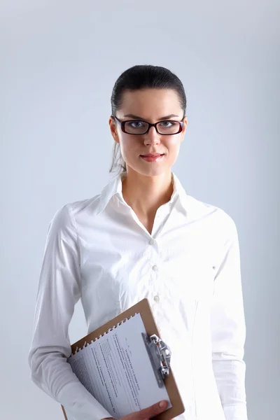 Retrato de una joven mujer de negocios de pie sobre fondo blanco — Foto de Stock