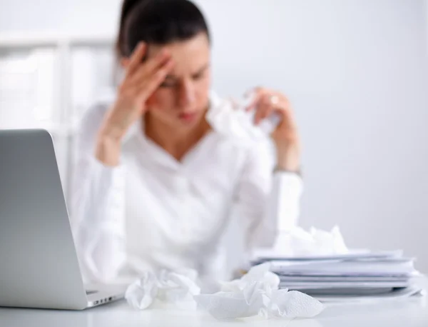 Gestresste Geschäftsfrau sitzt am Schreibtisch im Büro — Stockfoto