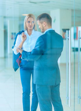 Başarılı iş takım ayakta Office gülümseyen