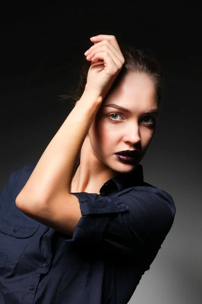 Retrato de belo rosto de mulher jovem. Isolado em fundo preto — Fotografia de Stock