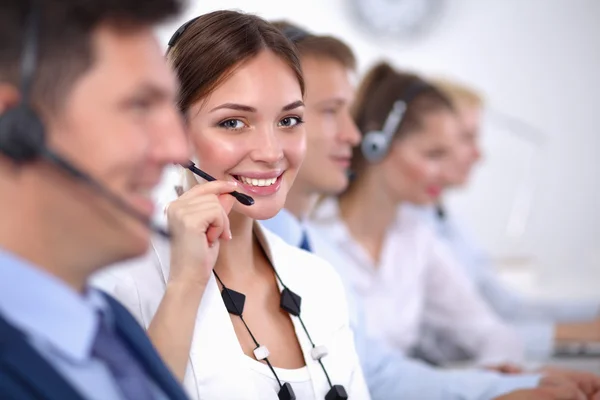 Atractivo Sonriendo jóvenes empresarios positivos y colegas en una oficina de call center — Foto de Stock