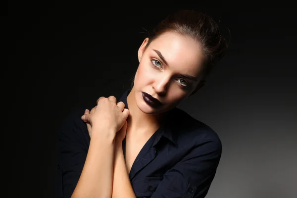 Retrato de belo rosto de mulher jovem. Isolado em fundo preto — Fotografia de Stock