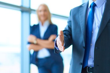 Genç işadamı office el sıkışması ayakta hazır