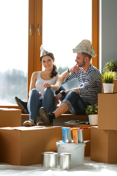 Portret van jong stel verhuizen in nieuw huis — Stockfoto